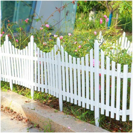Hàng rào nhựa có chân cắm trang trí sân vườn phong cách Châu Âu